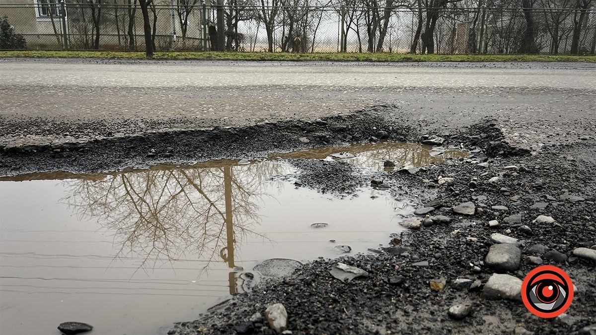 Ні пройти, ні проїхати | Ями знову заполонили дорогу в П'ядиках 5