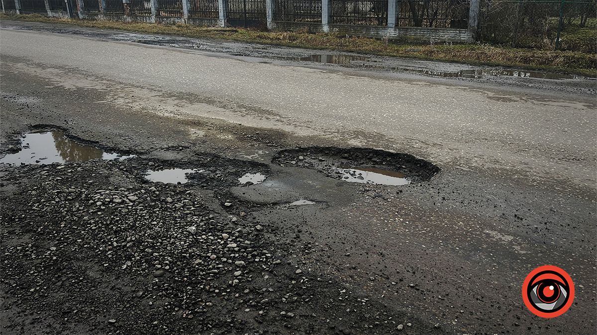 Ні пройти, ні проїхати | Ями знову заполонили дорогу в П'ядиках 1