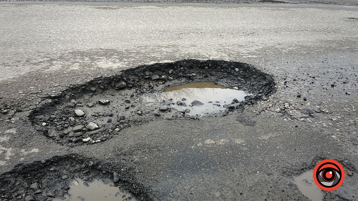 Ні пройти, ні проїхати | Ями знову заполонили дорогу в П'ядиках 11