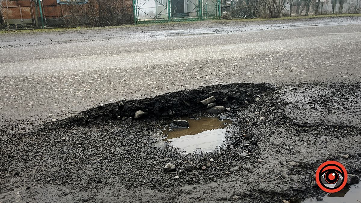 Ні пройти, ні проїхати | Ями знову заполонили дорогу в П'ядиках 10