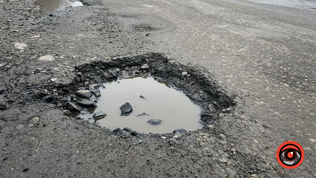 Ні пройти, ні проїхати | Ями знову заполонили дорогу в П'ядиках 9