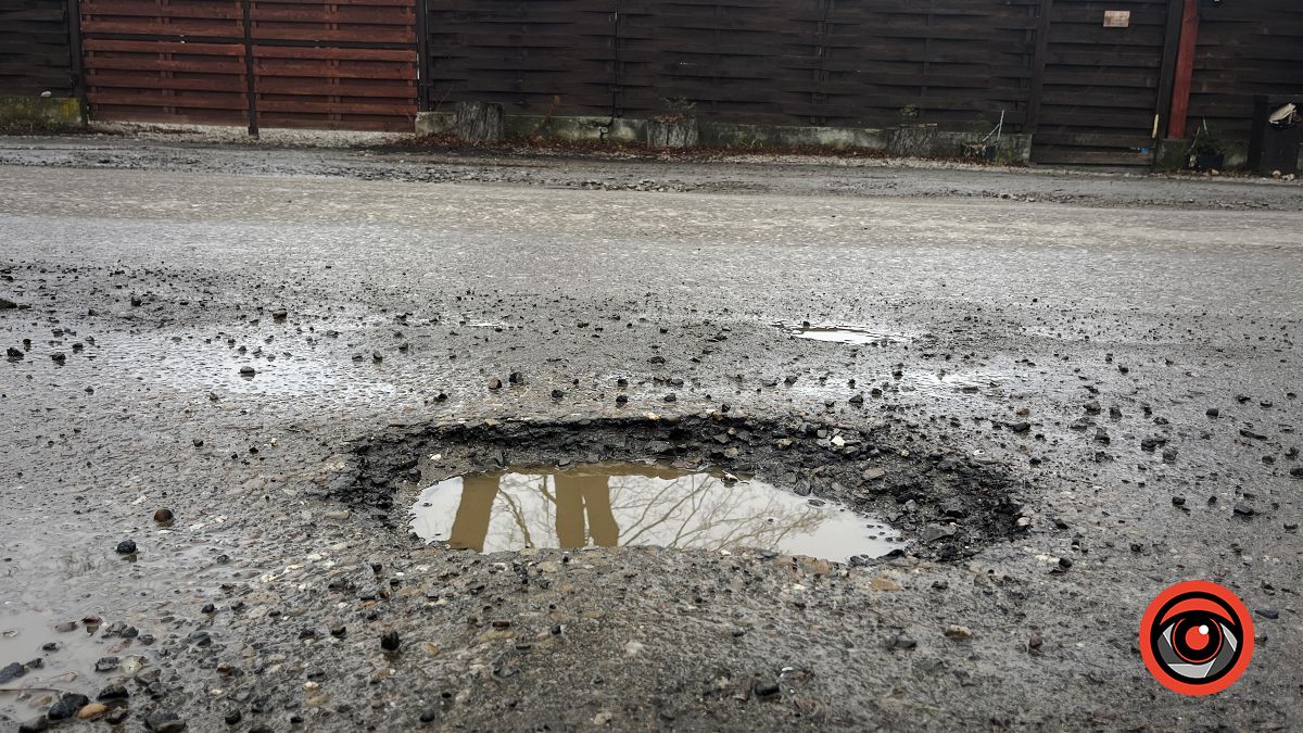 Ні пройти, ні проїхати | Ями знову заполонили дорогу в П'ядиках 7