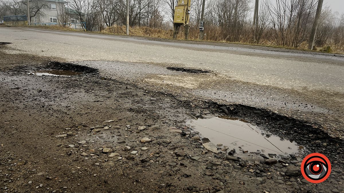 Ні пройти, ні проїхати | Ями знову заполонили дорогу в П'ядиках 3