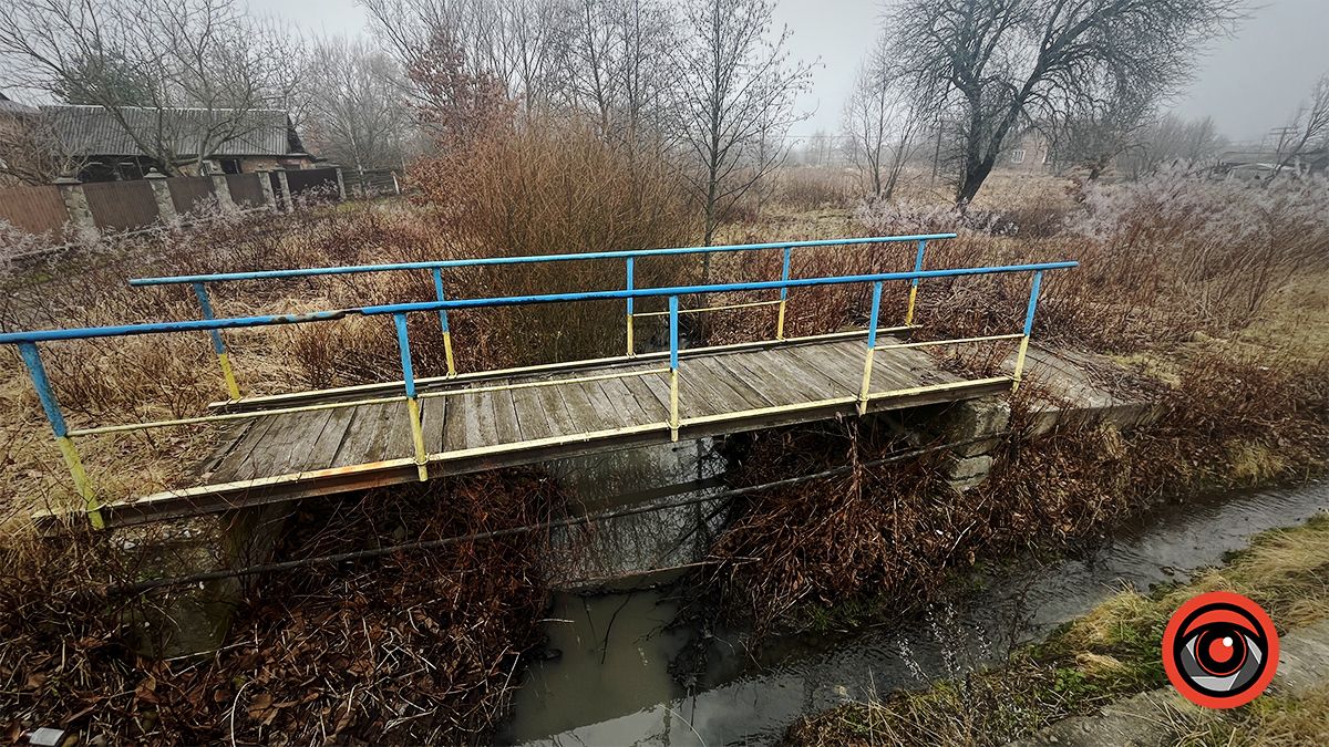 Ні пройти, ні проїхати | Ями знову заполонили дорогу в П'ядиках 15