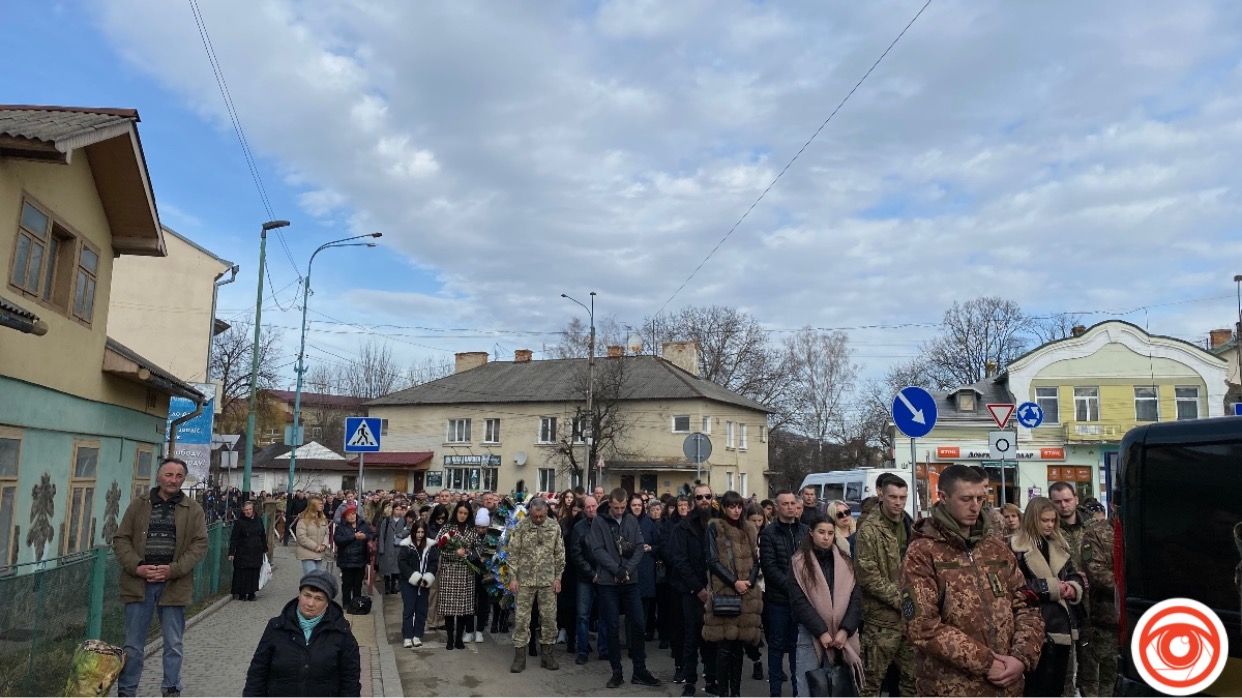 Назавжди 23: Надвірна віддала останню шану захиснику Роману Попадинцю 12