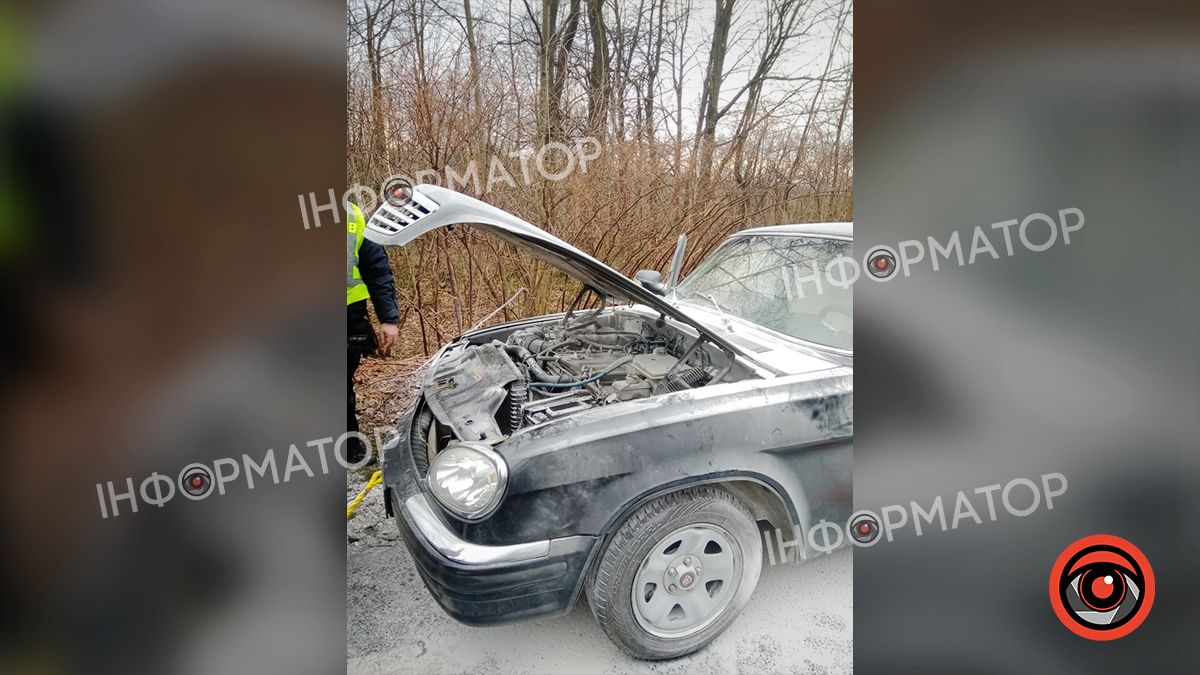 На Коломийщині посеред дороги загорівся легковий автомобіль 1