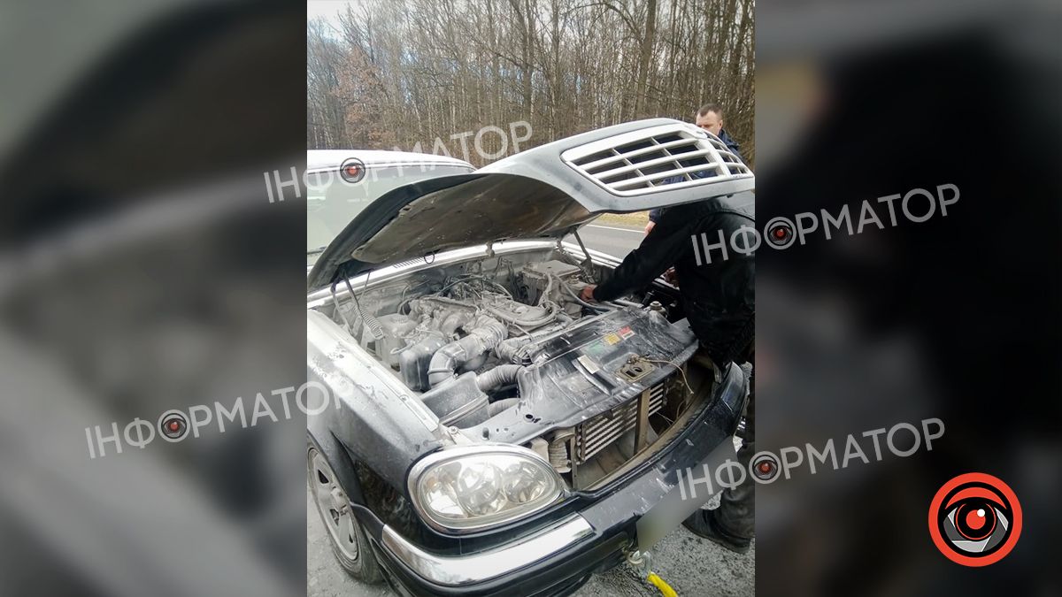 На Коломийщині посеред дороги загорівся легковий автомобіль
