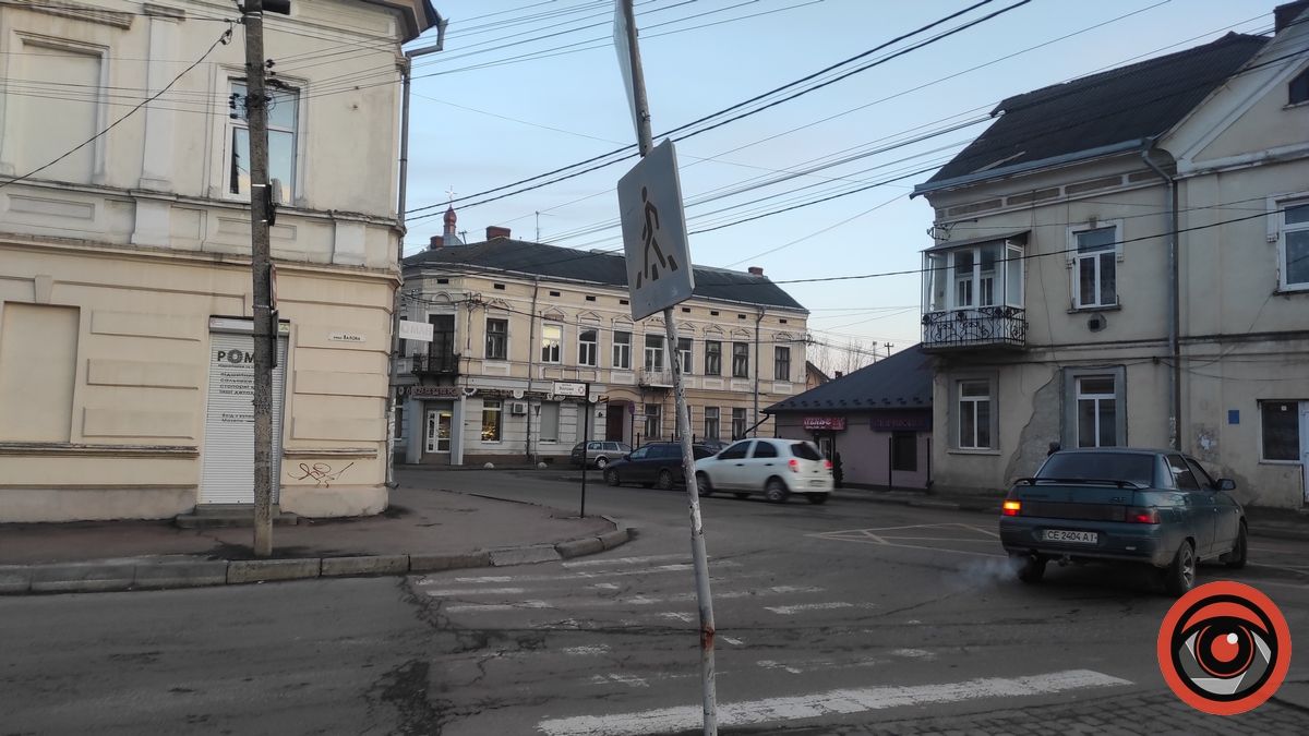 На розі вулиць в Коломиї знак тримається на чесному слові 3