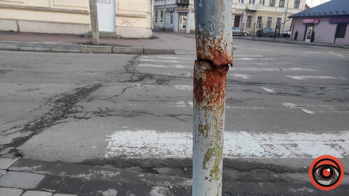 На розі вулиць в Коломиї знак тримається на чесному слові 2