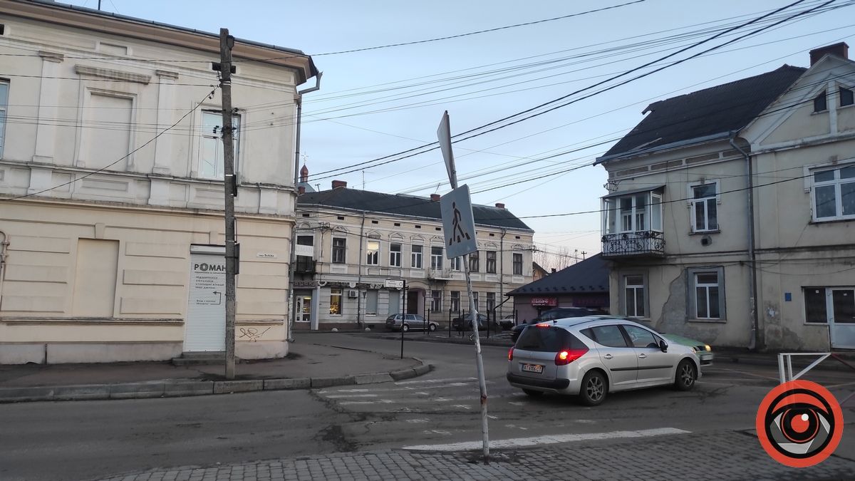 На розі вулиць в Коломиї знак тримається на чесному слові 1