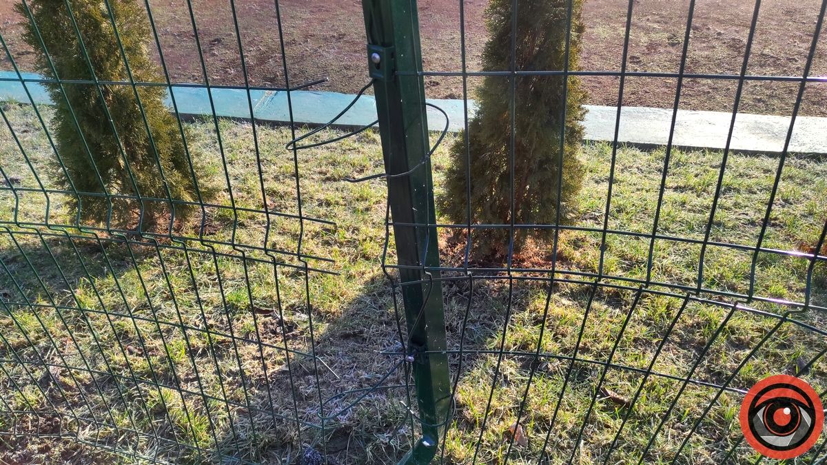 Молодики в Коломиї протаранили нову огорожу кортів 2