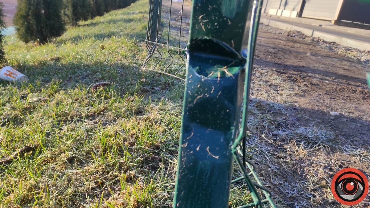 Молодики в Коломиї протаранили нову огорожу кортів 1