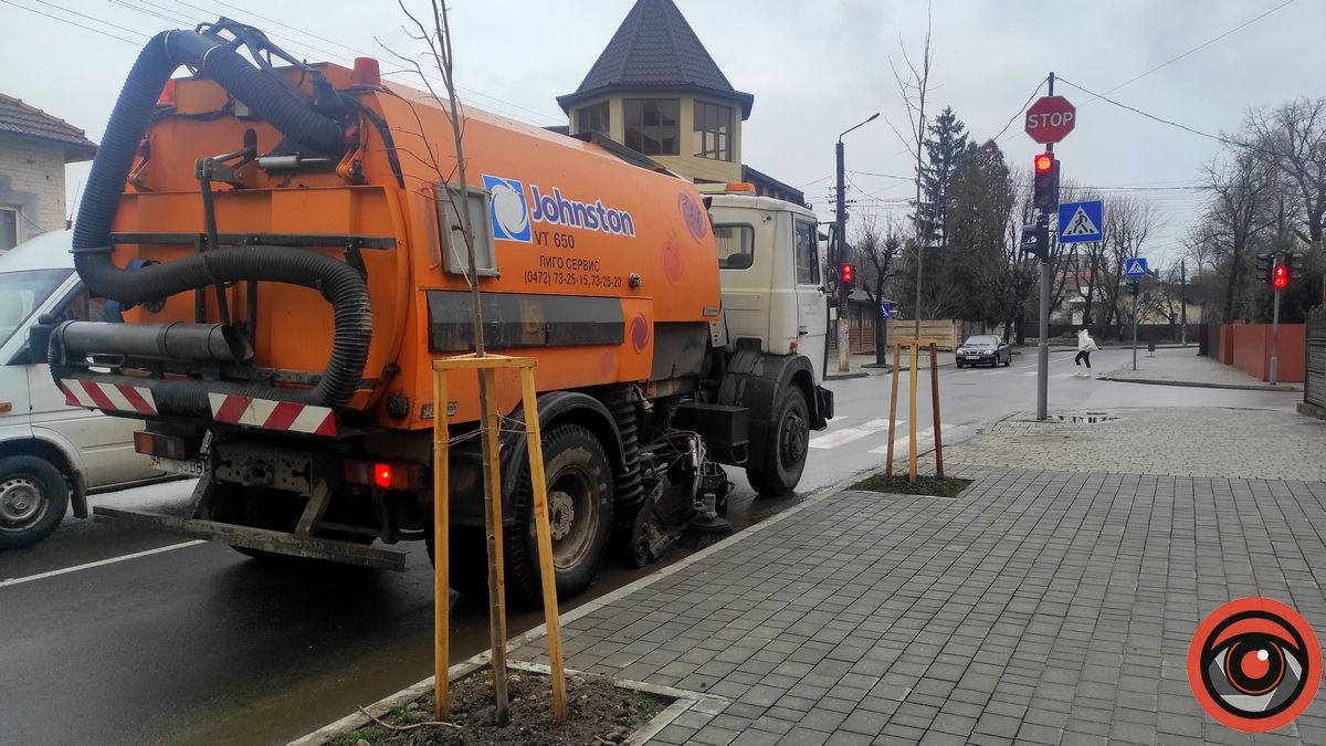 Причесане болото: як працює підмітальна машина в Коломиї | ВІДЕО 5