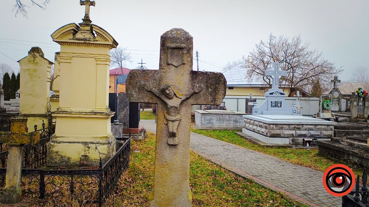 Кам'яний хрест на вірменському кладовищі