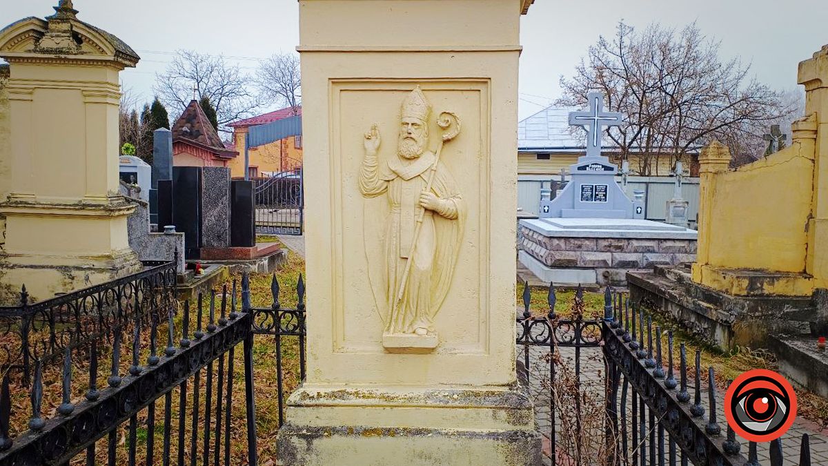 Кам'яні брили поросли плющем: як виглядає старий вірменський цвинтар у Кутах 10