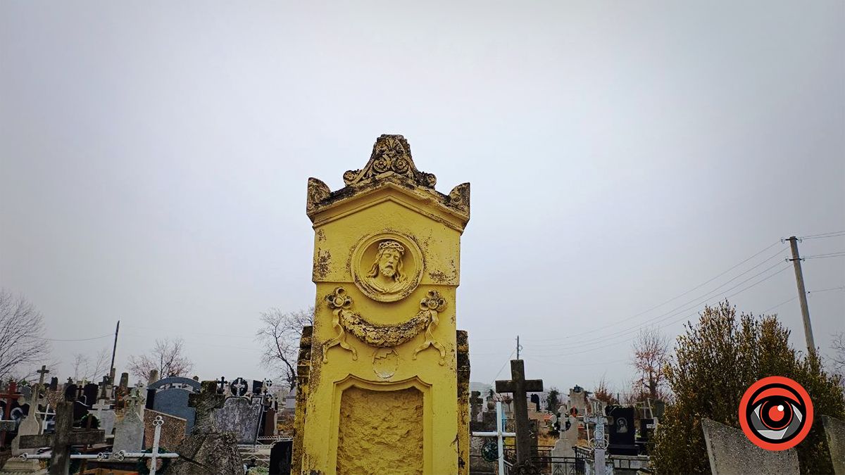 Кам'яні брили поросли плющем: як виглядає старий вірменський цвинтар у Кутах 8