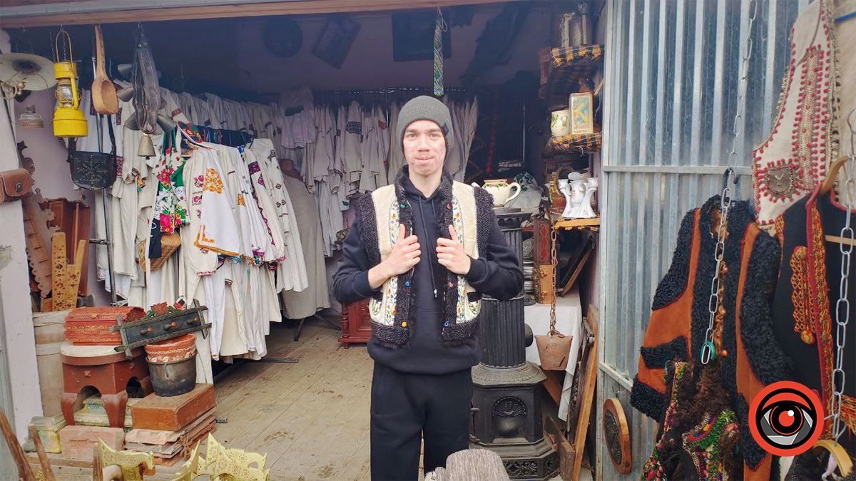 Хлопець приміряє кептар