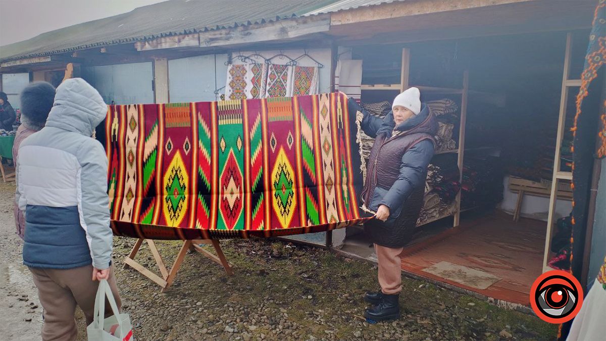 Дивляться гуцульський килим