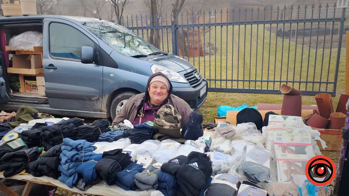 Жінка торгує шкарпетками та жіночими колготкам