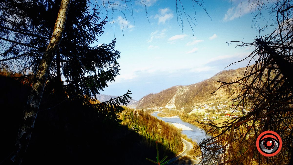 Вид на Черемош з Сокільської скали в Тюдові