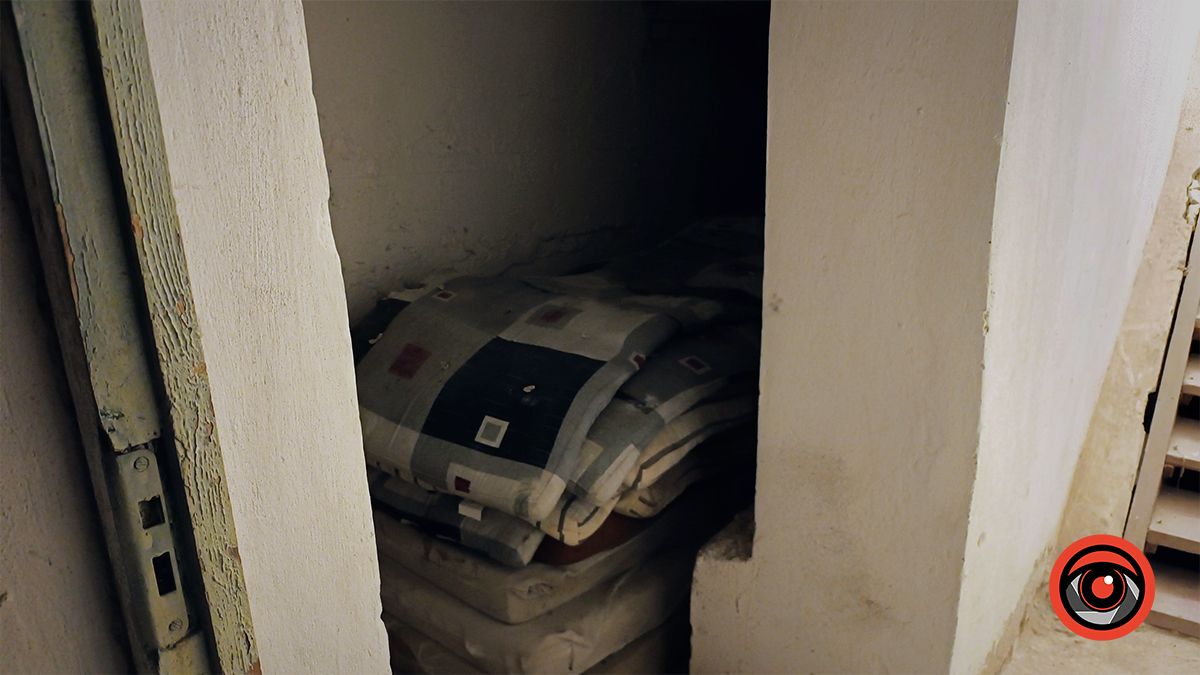 Ні поручнів, ні пандусів. Як виглядає укриття на території Косівської лікарні 3