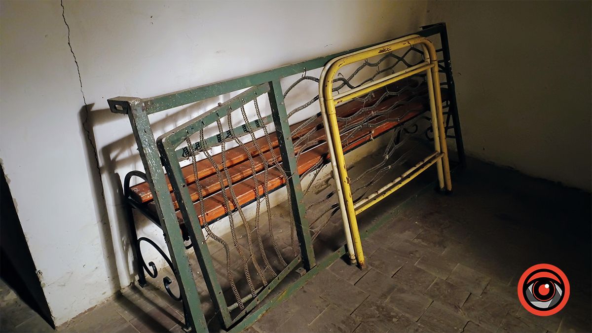 Ні поручнів, ні пандусів. Як виглядає укриття на території Косівської лікарні 5