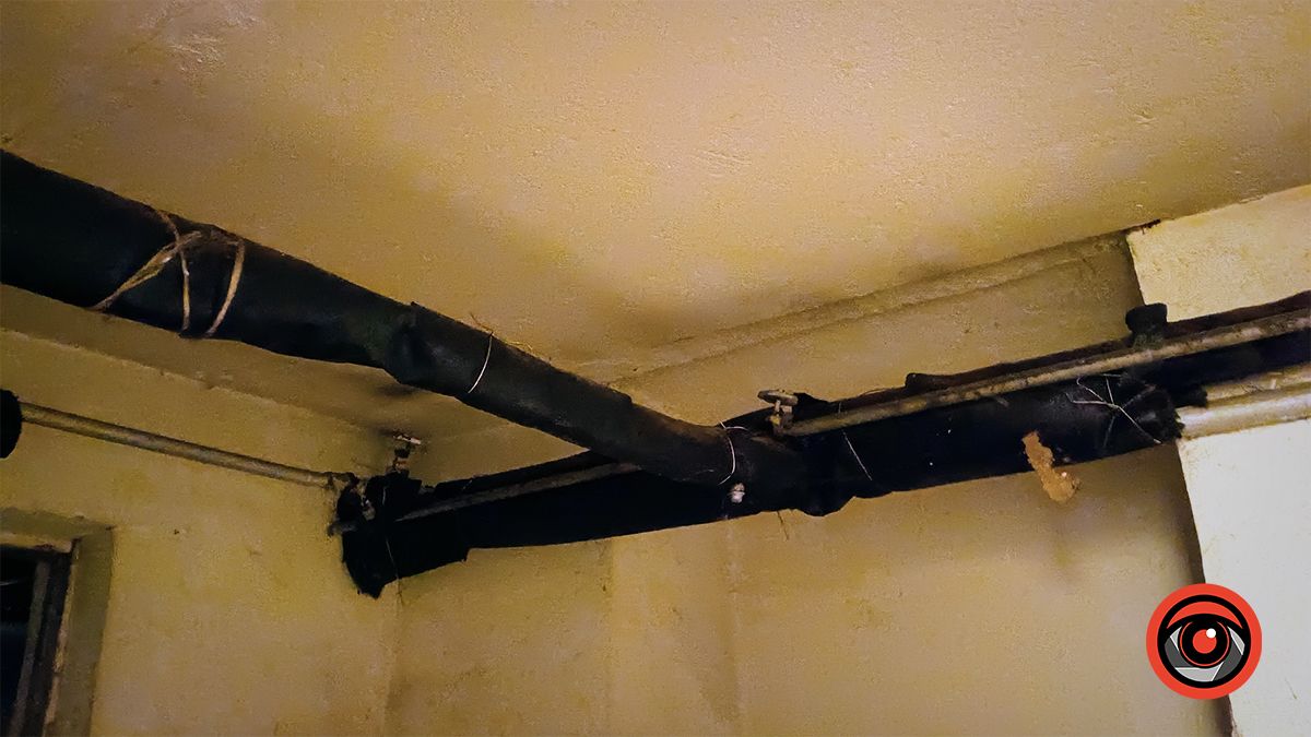 Ні поручнів, ні пандусів. Як виглядає укриття на території Косівської лікарні 4