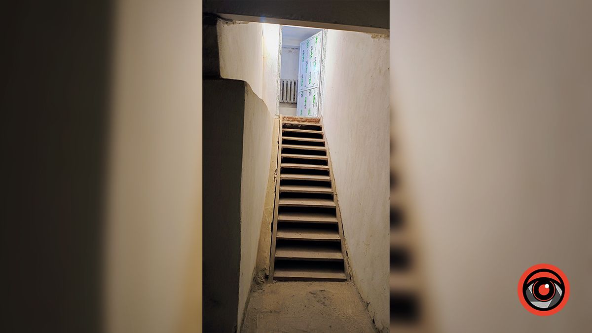 Ні поручнів, ні пандусів. Як виглядає укриття на території Косівської лікарні 2