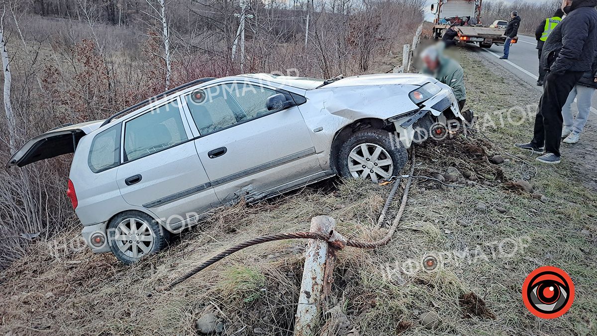 На Франківщині водій зʼїхав з дороги у кювет