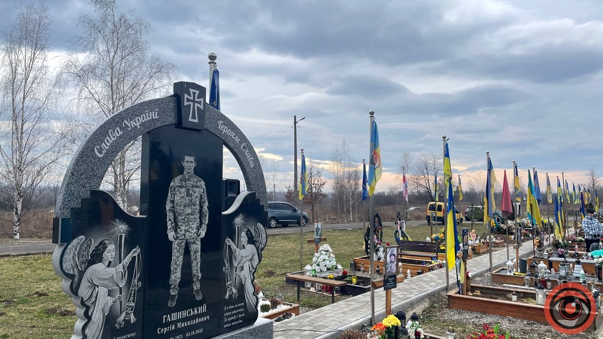 У Коломиї в другу річницю повномасштабної війни відправили панахиду на Алеї Слави 2