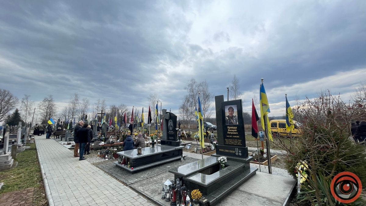 У Коломиї в другу річницю повномасштабної війни відправили панахиду на Алеї Слави 6