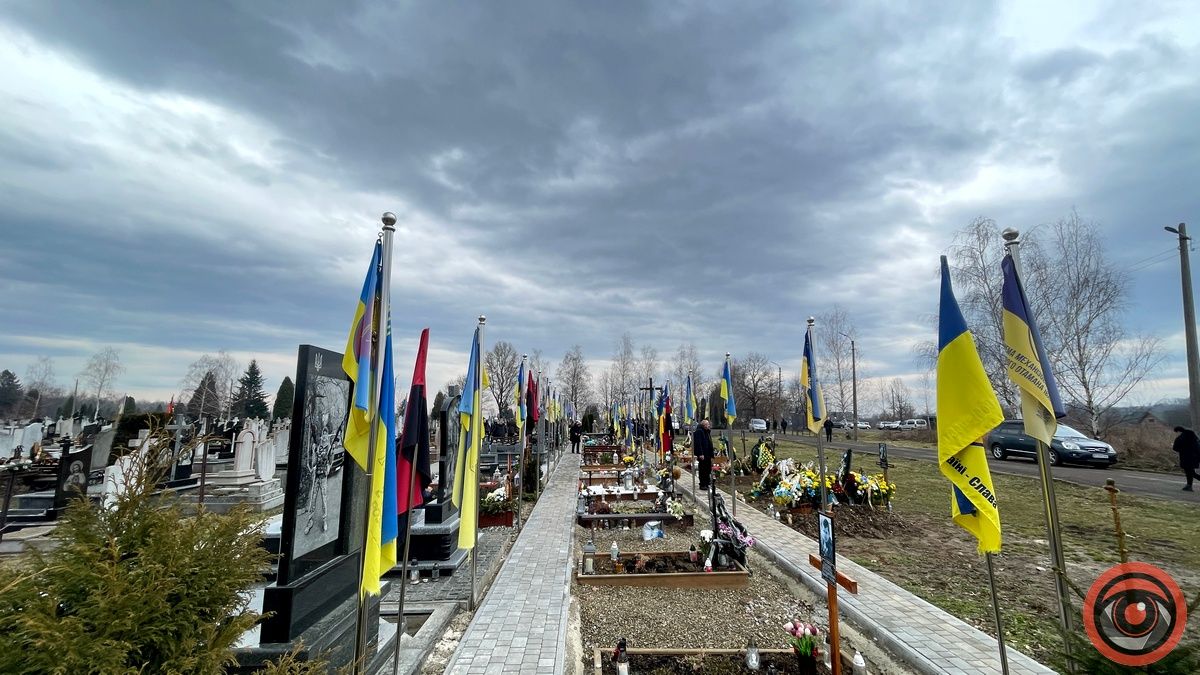 У Коломиї в другу річницю повномасштабної війни відправили панахиду на Алеї Слави 7