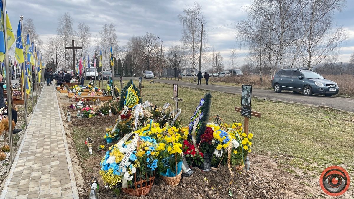 У Коломиї в другу річницю повномасштабної війни відправили панахиду на Алеї Слави 8