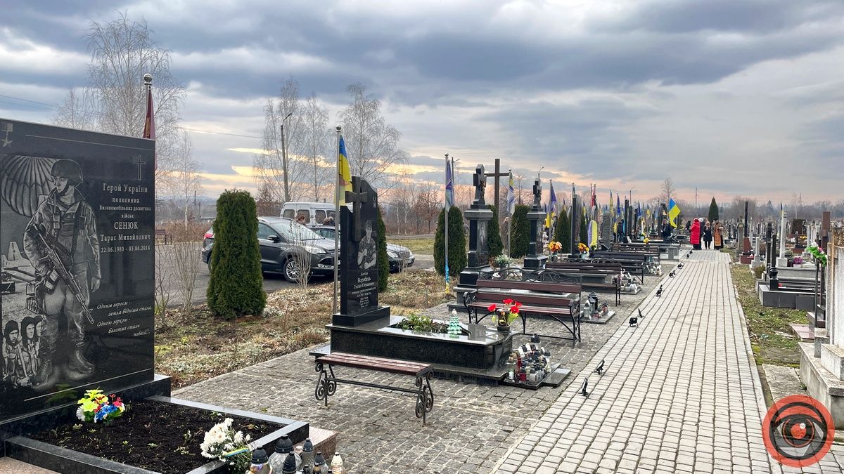 У Коломиї в другу річницю повномасштабної війни відправили панахиду на Алеї Слави 9