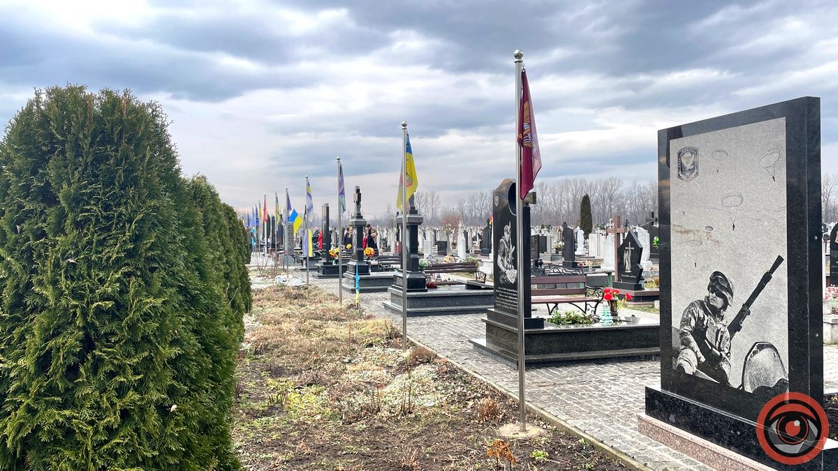 У Коломиї в другу річницю повномасштабної війни відправили панахиду на Алеї Слави 10