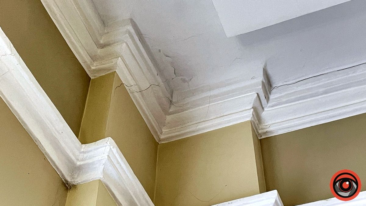 У залі засідань ратуші Коломиї пішли тріщини | ФОТО 6