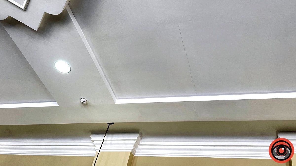 У залі засідань ратуші Коломиї пішли тріщини | ФОТО 8