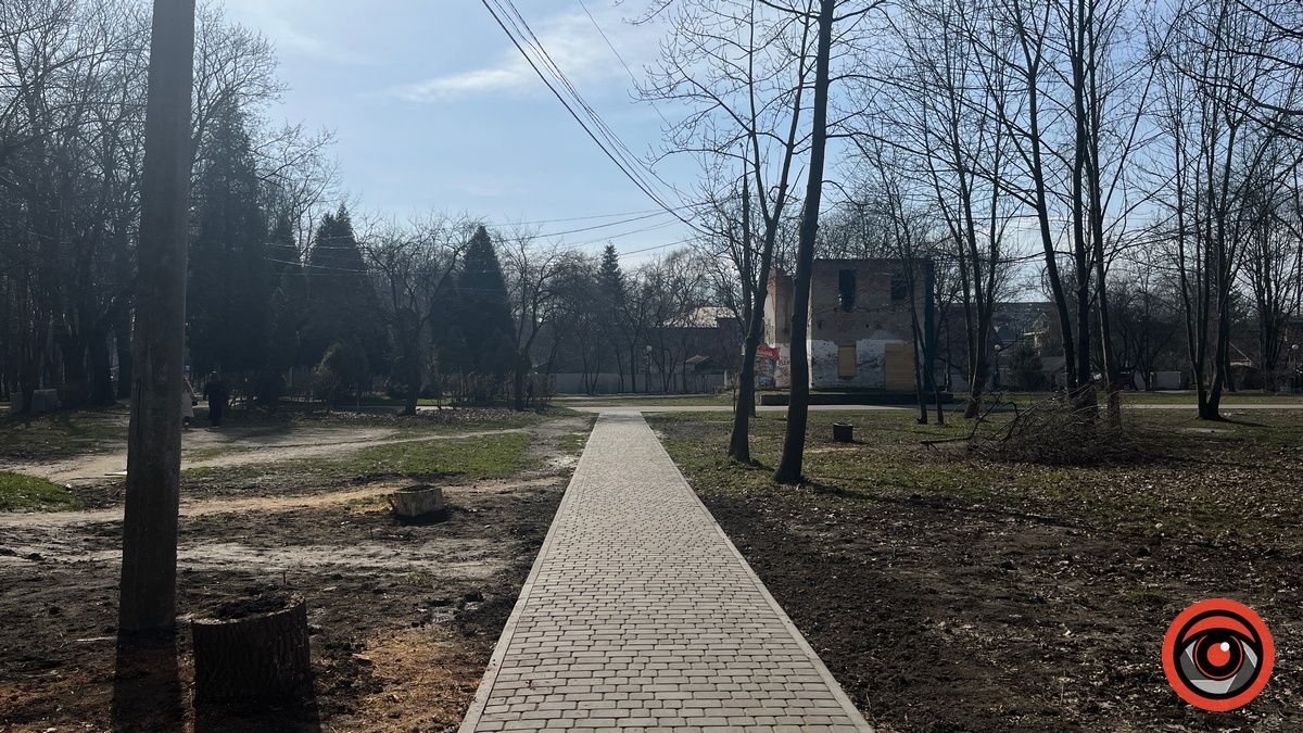 Доріжка від вбиральні за мільйон углиб парку, 28 лютого 2024 року