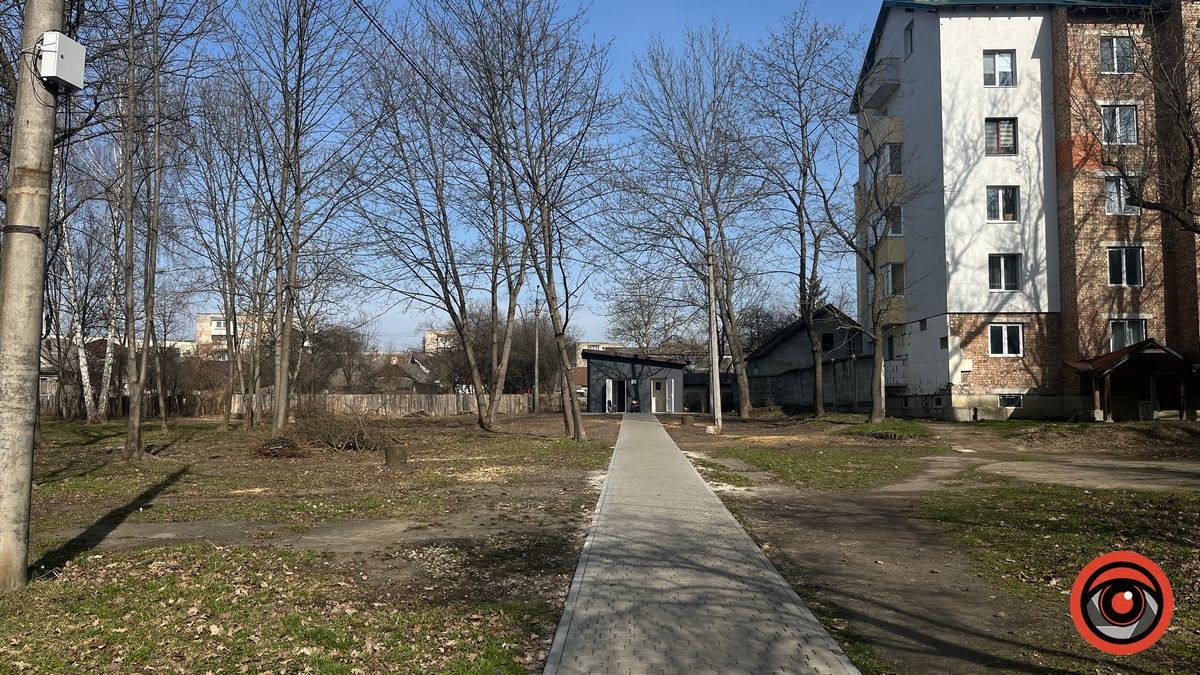 Доріжка до вбиральні за мільйон углиб парку, 28 лютого 2024 року