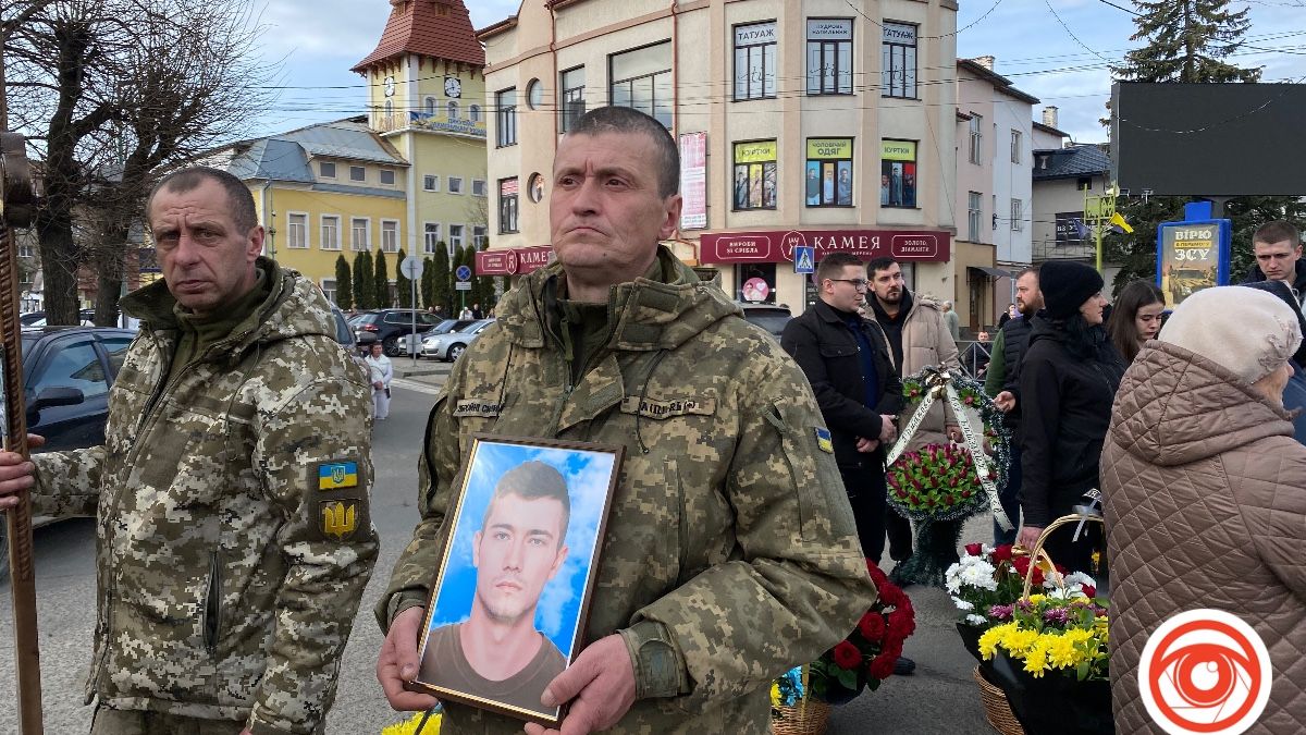 Назавжди 23: Надвірна віддала останню шану захиснику Роману Попадинцю 2