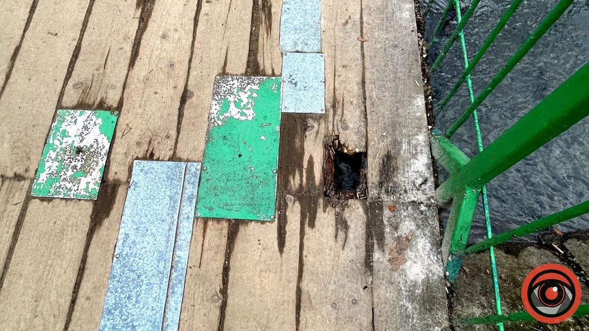 Дивіться не проваліться: на містку в парку Коломиї - латка на латці 2