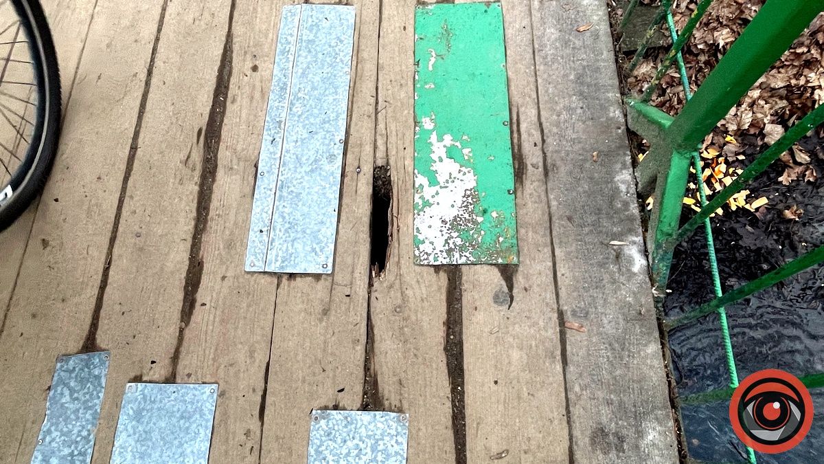 Дивіться не проваліться: на містку в парку Коломиї - латка на латці 3