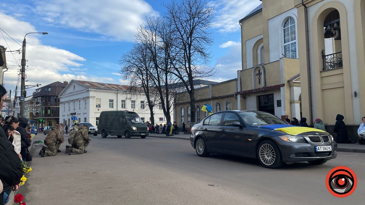 Десятки коломиян прийшли зустріти скорботний кортеж з тілом Героя Тараса Баришнікова 2