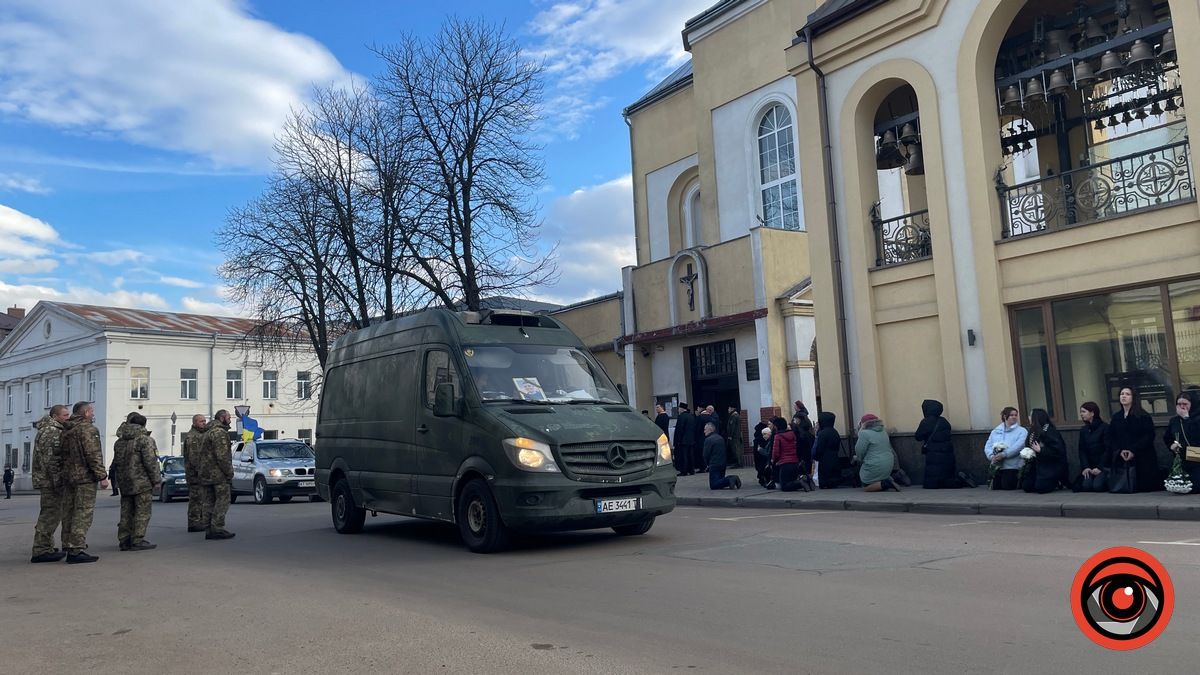Десятки коломиян прийшли зустріти скорботний кортеж з тілом Героя Тараса Баришнікова 3