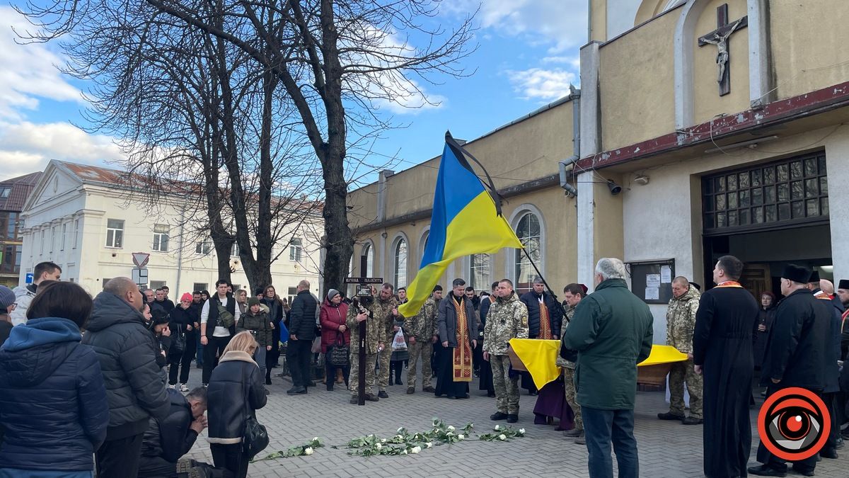 Десятки коломиян прийшли зустріти скорботний кортеж з тілом Героя Тараса Баришнікова 4