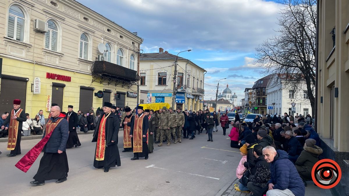 Десятки коломиян прийшли зустріти скорботний кортеж з тілом Героя Тараса Баришнікова 1