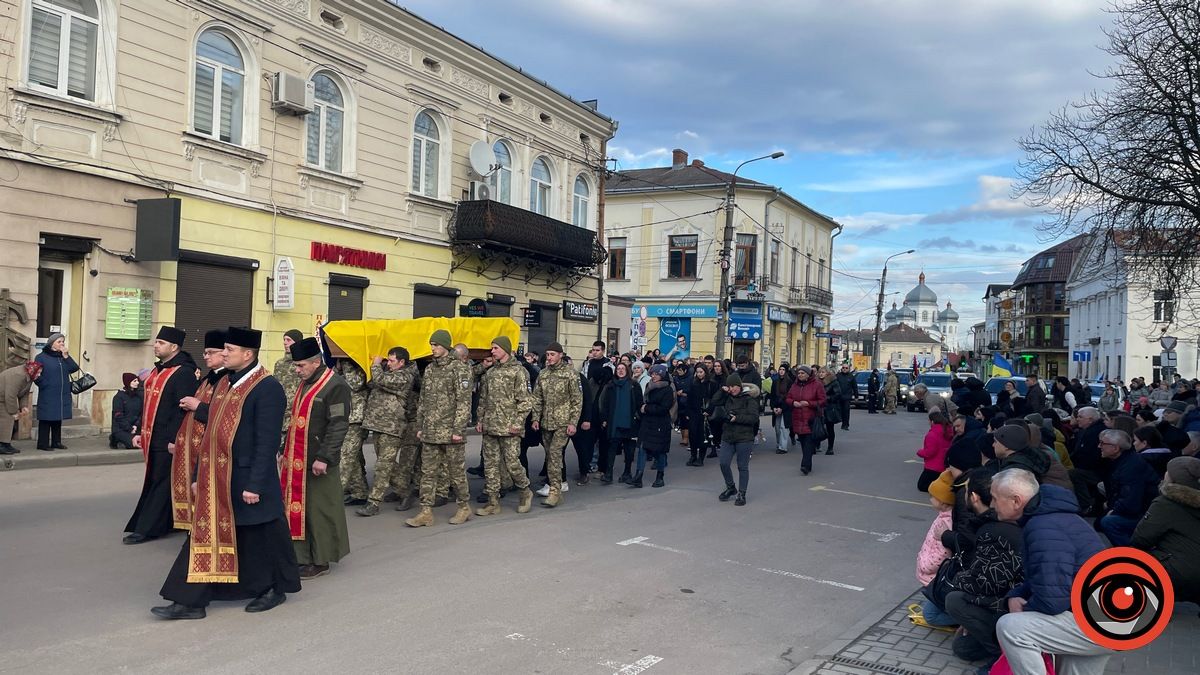 Десятки коломиян прийшли зустріти скорботний кортеж з тілом Героя Тараса Баришнікова 5