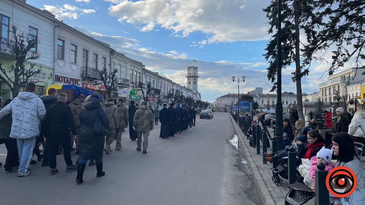 Десятки коломиян прийшли зустріти скорботний кортеж з тілом Героя Тараса Баришнікова 6