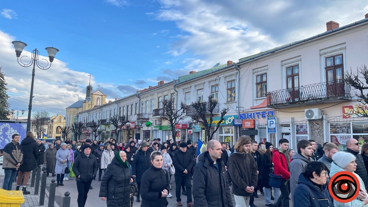 Десятки коломиян прийшли зустріти скорботний кортеж з тілом Героя Тараса Баришнікова 7