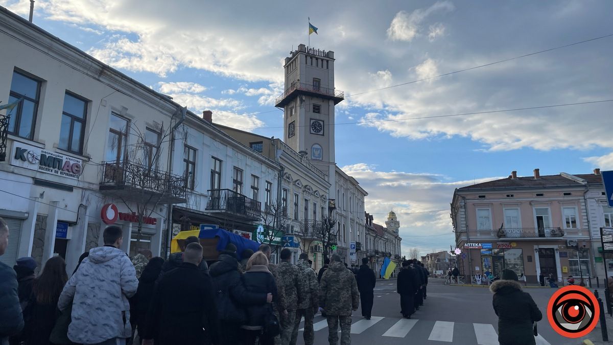Десятки коломиян прийшли зустріти скорботний кортеж з тілом Героя Тараса Баришнікова 8